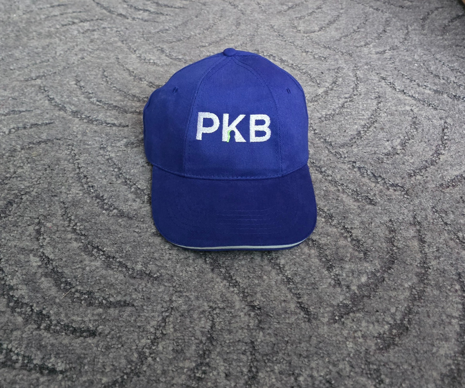 Výšivka kšiltovka.