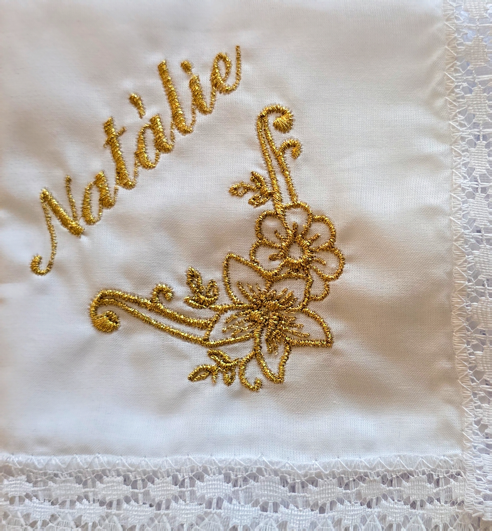 Zlatá výšivka kapesníček.